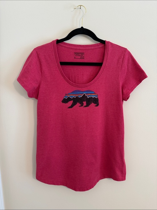 Patagonia Tops - Patagonia Women's Scoop Neck Graphic Tee - Raspberry Pink // Medium Slim Fit